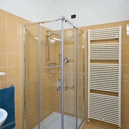 Sun Pool Near Free Parking