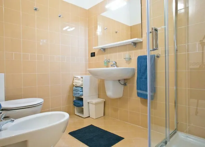 Sun Pool Near Free Parking